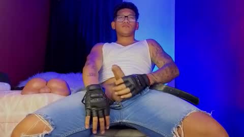 Tom online show from 10-08-25, 01:36