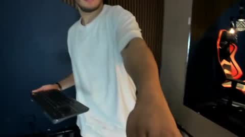 Snapshot of tomas_duque chatting on 06-13-26, 04:21 TOMAS online show from 06-13-26, 04:21