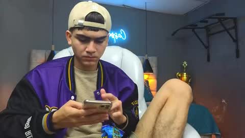 Snapshot of tommy18__ chatting on 02-13-25, 06:41 Tommy online show from 02-13-25, 06:41