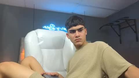 Snapshot of tommy18__ chatting on 02-13-25, 09:51 Tommy online show from 02-13-25, 09:51