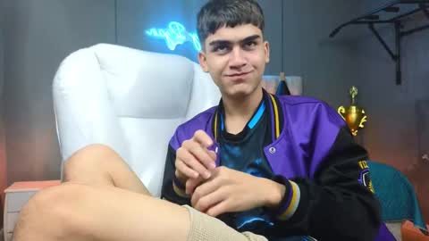 Snapshot of tommy18__ chatting on 02-14-25, 06:45 Tommy online show from 02-14-25, 06:45