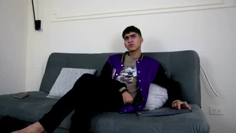 Snapshot of tommy18__ chatting on 02-16-25, 06:43 Tommy online show from 02-16-25, 06:43