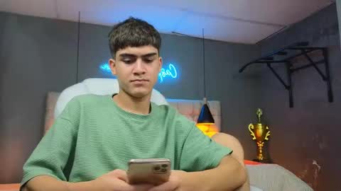 Snapshot of tommy18__ chatting on 02-19-25, 07:06 Tommy online show from 02-19-25, 07:06