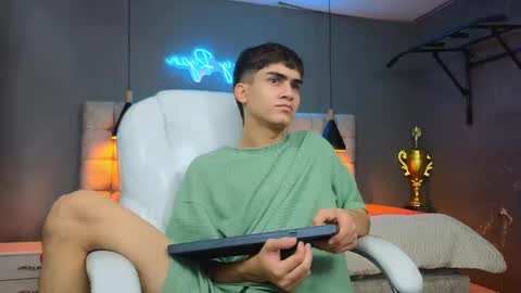 Snapshot of tommy18__ chatting on 02-19-25, 10:23 Tommy online show from 02-19-25, 10:23