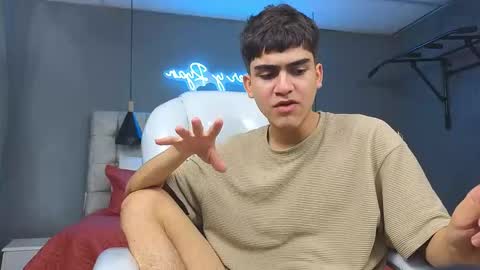 Snapshot of tommy18__ chatting on 02-20-25, 06:39 Tommy online show from 02-20-25, 06:39