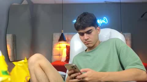 Snapshot of tommy18__ chatting on 02-25-25, 08:47 Tommy online show from 02-25-25, 08:47