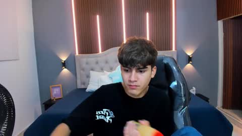 Snapshot of tommy18__ chatting on 09-17-25, 03:30 Tommy online show from 09-17-25, 03:30