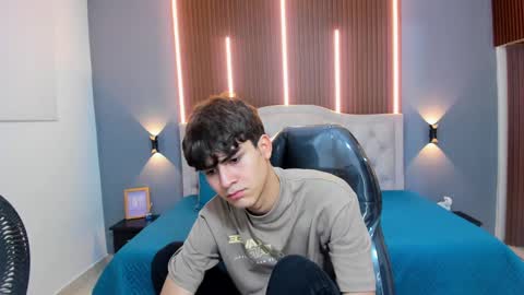 Snapshot of tommy18__ chatting on 09-21-25, 03:30 Tommy online show from 09-21-25, 03:30