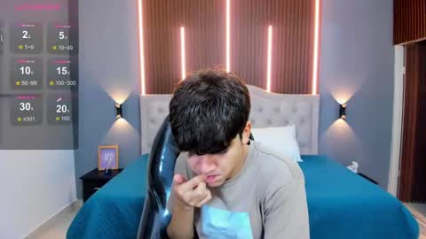 Snapshot of tommy18__ chatting on 09-24-25, 03:32 Tommy online show from 09-24-25, 03:32