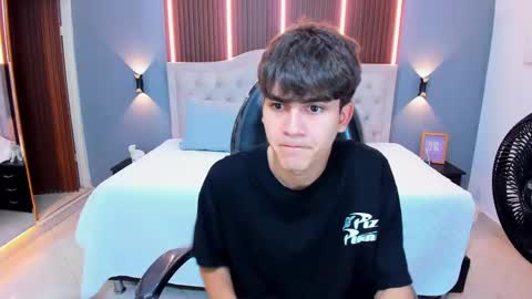 Snapshot of tommy18__ chatting on 09-28-25, 03:12 Tommy online show from 09-28-25, 03:12