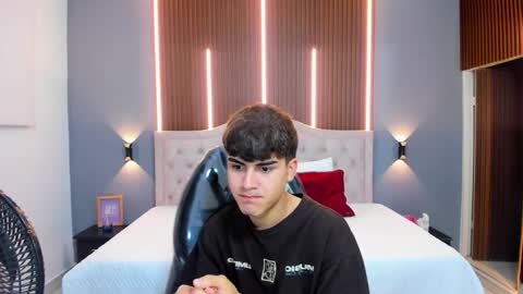 Snapshot of tommy18__ chatting on 10-16-25, 04:02 Tommy online show from 10-16-25, 04:02