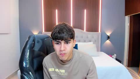 Snapshot of tommy18__ chatting on 10-17-25, 03:53 Tommy online show from 10-17-25, 03:53