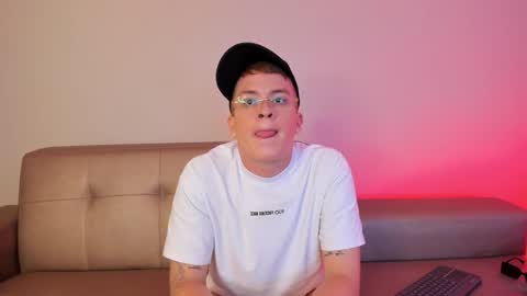 Snapshot of tommyvalentine chatting on 03-06-26, 06:48 tommy online show from 03-06-26, 06:48