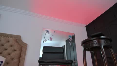 Juliana Giiraldo  online show from 10-17-25, 07:05