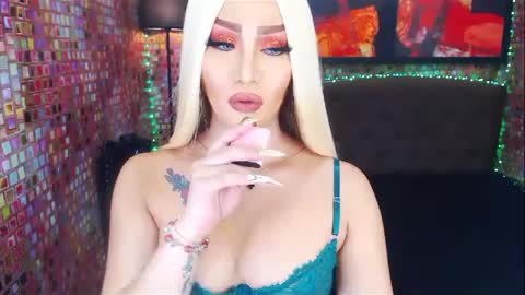 Snapshot of transplayfullolivia chatting on 02-17-25, 10:03 KYLIE BELLA TS online show from 02-17-25, 10:03