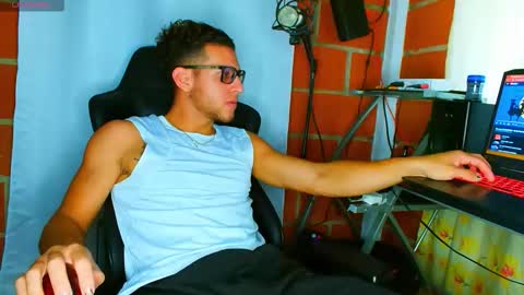 Snapshot of travisdiamonds chatting on 11-04-25, 09:36 TRAVIS. online show from 11-04-25, 09:36