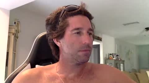 Snapshot of traviskenn chatting on 11-11-25, 07:47 TravisKenn online show from 11-11-25, 07:47