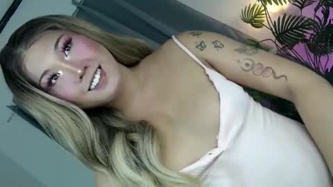Snapshot of treatmelikeababe chatting on 05-14-26, 09:27 YOUR SLUT online show from 05-14-26, 09:27
