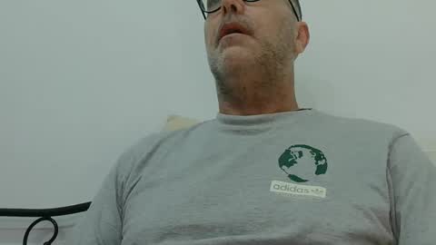 Snapshot of trevido4u chatting on 12-15-25, 01:21 trevido4u online show from 12-15-25, 01:21