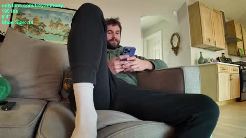 Snapshot of treyanthony chatting on 01-07-25, 09:14 decentanthony online show from 01-07-25, 09:14