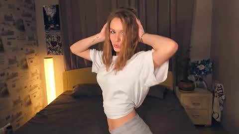 Snapshot of trinahillier chatting on 10-23-25, 07:12 Bubbles online show from 10-23-25, 07:12