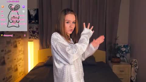 Snapshot of trinahillier chatting on 10-25-25, 07:08 Bubbles online show from 10-25-25, 07:08