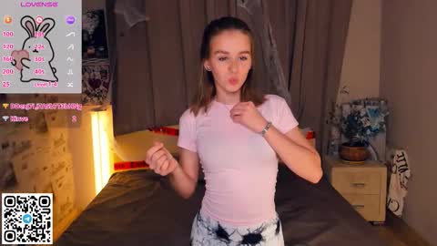 Snapshot of trinahillier chatting on 11-15-25, 07:21 Bubbles online show from 11-15-25, 07:21