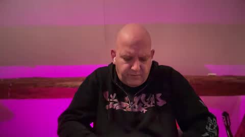 Snapshot of tritonspace chatting on 11-16-25, 06:13 Triton online show from 11-16-25, 06:13