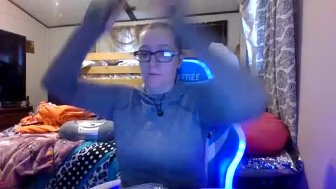 Snapshot of truckerswifetobe chatting on 12-19-24, 05:08 TruckersWifeToBe online show from 12-19-24, 05:08