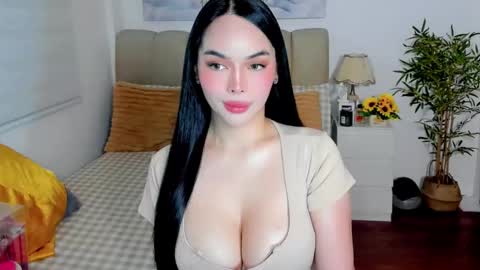 Snapshot of tspearlofasia chatting on 04-01-26, 05:19 Graciella online show from 04-01-26, 05:19