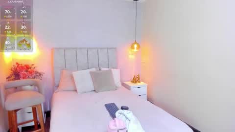 Snapshot of tutu_milf chatting on 12-21-25, 01:29 Tutu online show from 12-21-25, 01:29