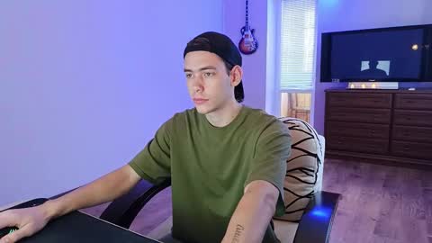 Snapshot of tyler_hack chatting on 10-06-25, 11:07 Tyler and Chris online show from 10-06-25, 11:07