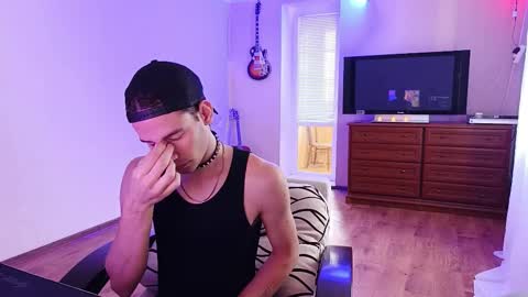 Snapshot of tyler_hack chatting on 10-07-25, 10:34 Tyler and Chris online show from 10-07-25, 10:34