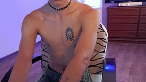 Snapshot of tyler_hack chatting on 10-11-25, 11:20 Tyler and Chris online show from 10-11-25, 11:20