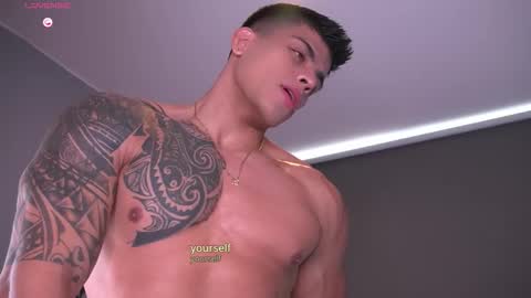 Snapshot of tyler_muscle chatting on 11-11-25, 04:51 David online show from 11-11-25, 04:51