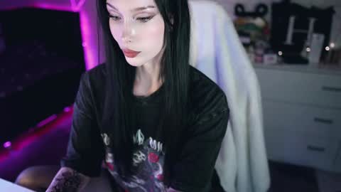 Snapshot of uindi chatting on 12-09-24, 07:39 Izzy online show from 12-09-24, 07:39