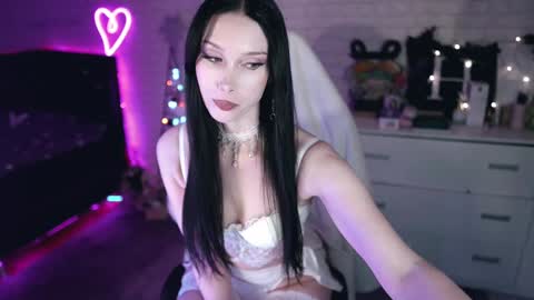 Snapshot of uindi chatting on 12-15-24, 04:26 Izzy online show from 12-15-24, 04:26
