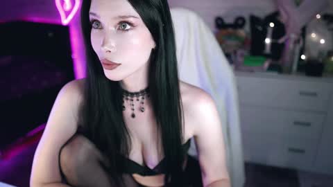 Snapshot of uindi chatting on 01-08-25, 12:47 Izzy online show from 01-08-25, 12:47