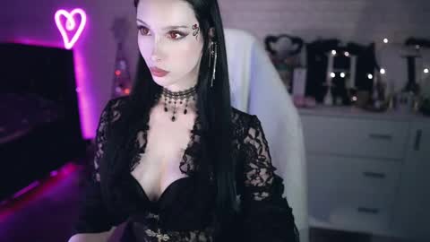 Snapshot of uindi chatting on 02-17-25, 05:32 Izzy online show from 02-17-25, 05:32