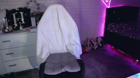 Snapshot of uindi chatting on 03-10-25, 10:02 Izzy online show from 03-10-25, 10:02
