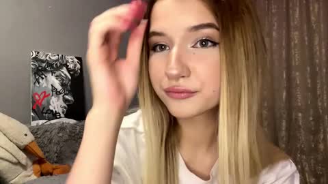 Snapshot of ulalittlepage chatting on 12-04-25, 04:59 Vikki online show from 12-04-25, 04:59