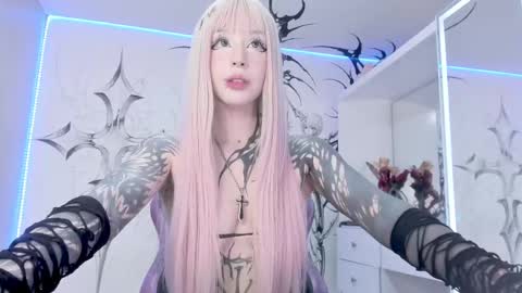 Snapshot of unachimbaherida chatting on 02-20-25, 03:45 Elle Danielle online show from 02-20-25, 03:45