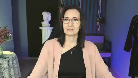 Snapshot of unatera chatting on 10-13-25, 09:20 UnaTera online show from 10-13-25, 09:20