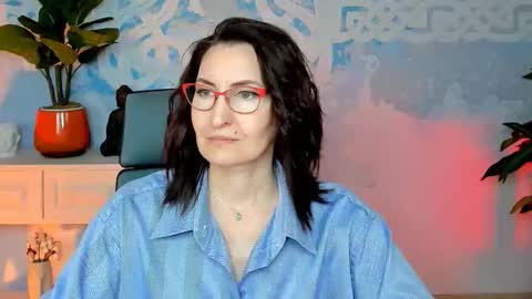 Snapshot of unatera chatting on 10-19-25, 05:19 UnaTera online show from 10-19-25, 05:19