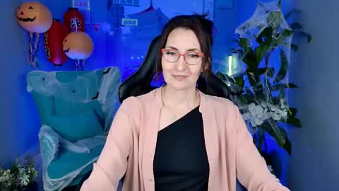 Snapshot of unatera chatting on 10-20-25, 09:32 UnaTera online show from 10-20-25, 09:32