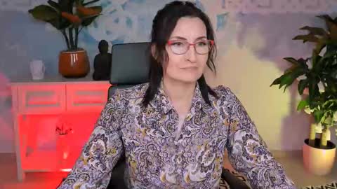 Snapshot of unatera chatting on 10-31-25, 09:10 UnaTera online show from 10-31-25, 09:10