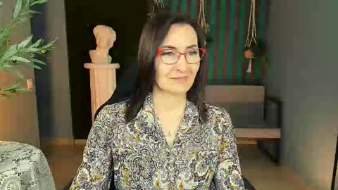 Snapshot of unatera chatting on 11-11-25, 09:20 UnaTera online show from 11-11-25, 09:20