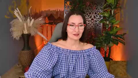 Snapshot of unatera chatting on 11-22-25, 05:28 UnaTera online show from 11-22-25, 05:28