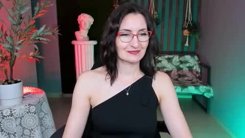 Snapshot of unatera chatting on 11-28-25, 05:32 UnaTera online show from 11-28-25, 05:32