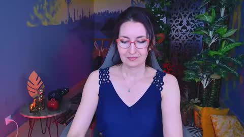 Snapshot of unatera chatting on 11-30-25, 05:22 UnaTera online show from 11-30-25, 05:22